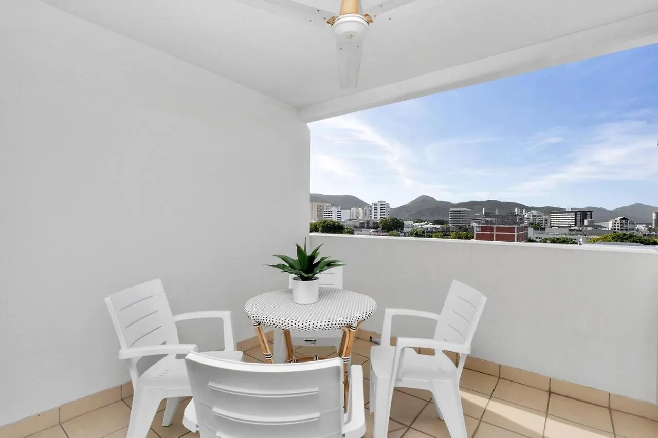 'Central Plaza' Adjacent Apartments With Rooftop Pool Cairns
