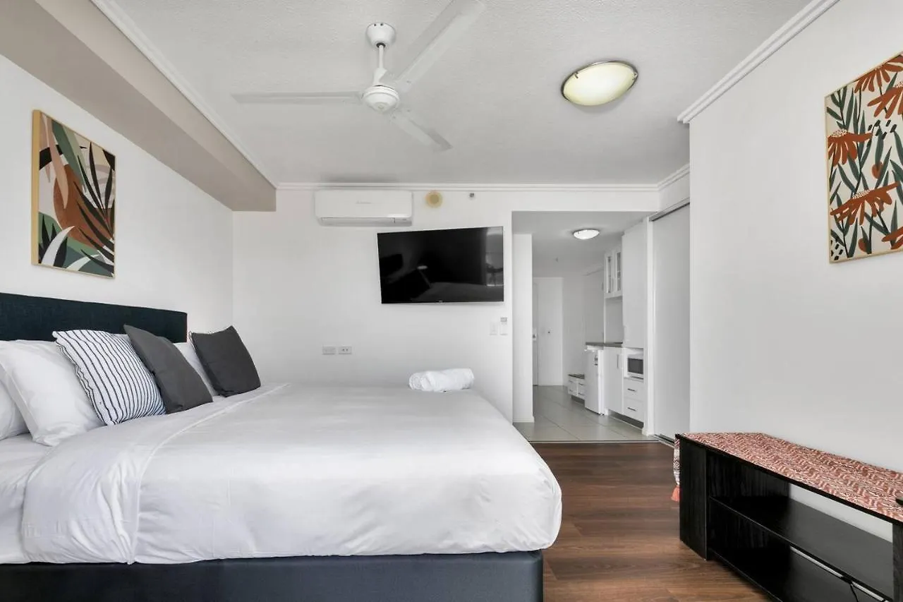 'Central Plaza' Adjacent Apartments With Rooftop Pool Cairns Australia