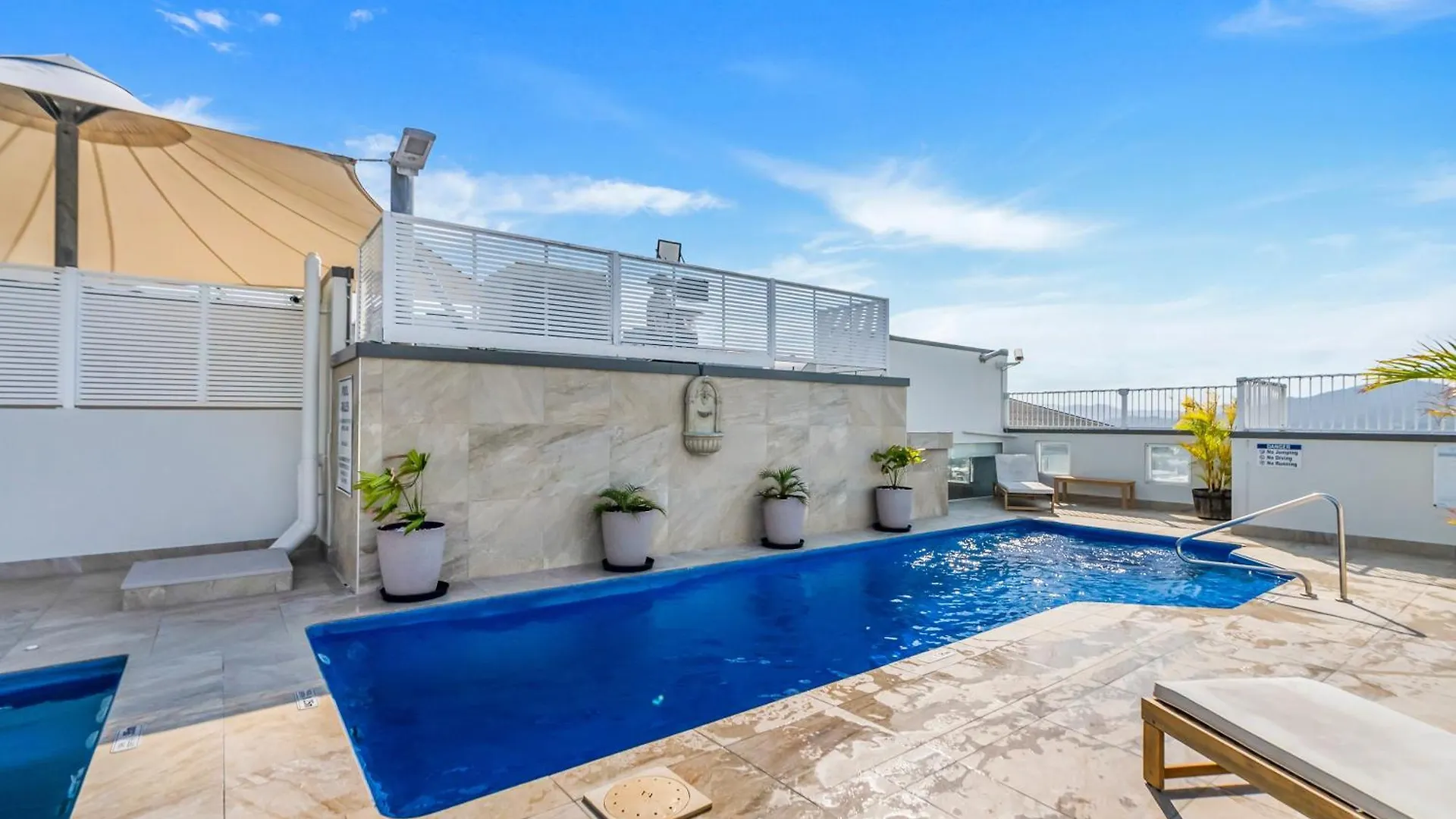 'Central Plaza' Adjacent Apartments With Rooftop Pool Cairns 0*,