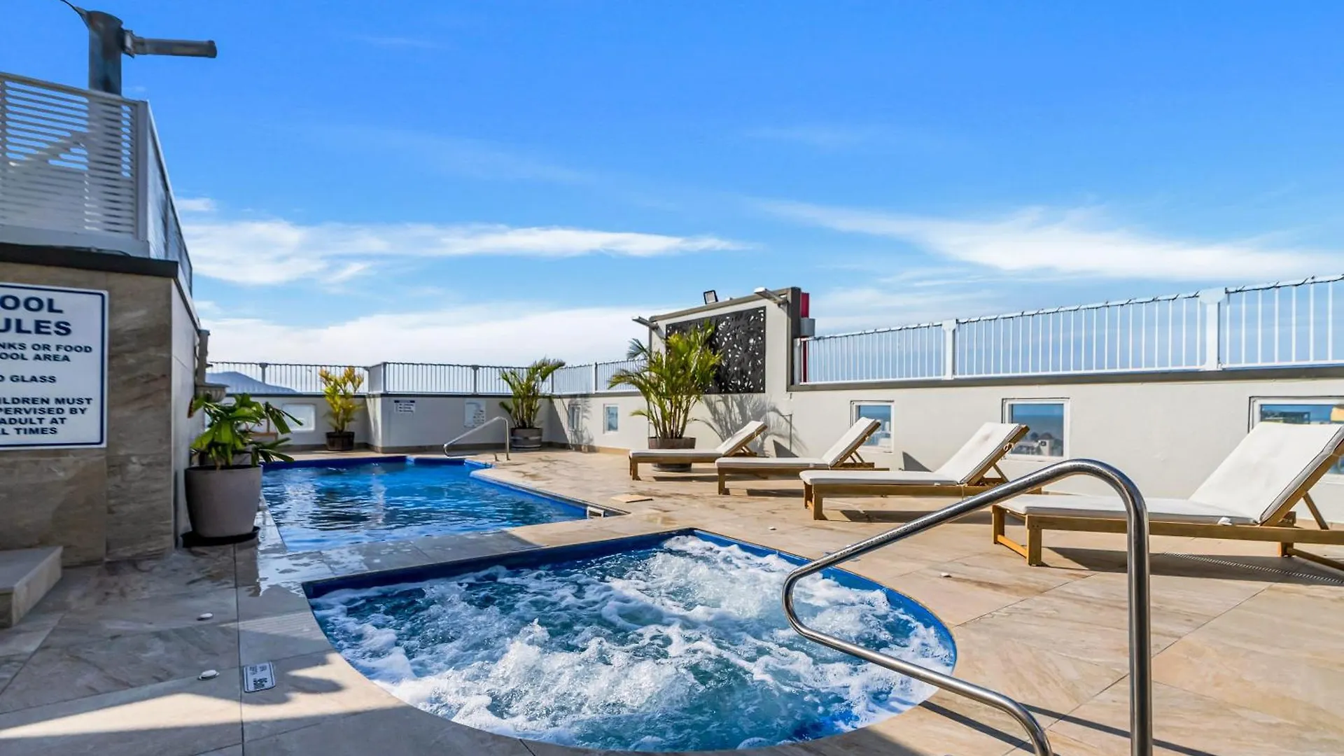 'Central Plaza' Adjacent Apartments With Rooftop Pool Cairns