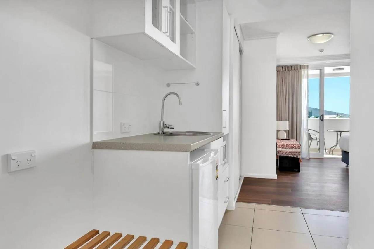 'Central Plaza' Adjacent Apartments With Rooftop Pool Cairns